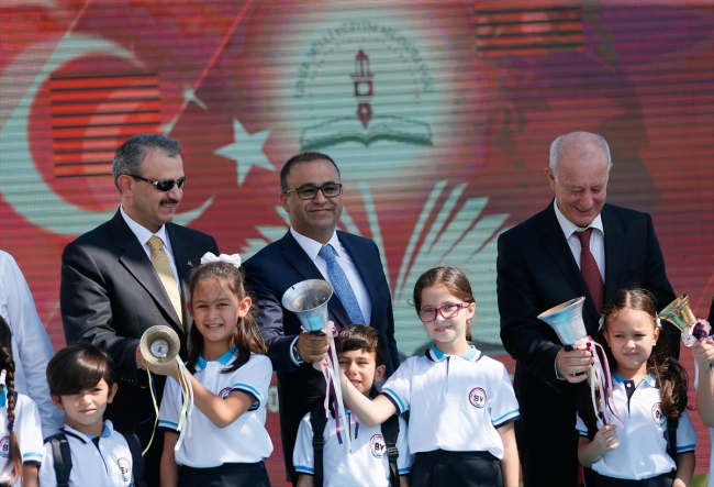 İzmir'de yeni eğitim öğretim yılı zeytin fidanı dikimiyle başladı